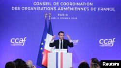 Presiden Perancis Emmanuel Macron berbicara di hadapan Dewan Koordinasi Organisasi Armenia Perancis (CCAF) dalam acara jamuan makan malam tahunan di Paris, Perancis, 5 Februari 2019.