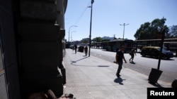 Un hombre duerme en la calle frente a la estación de tren de Retiro durante una huelga convocada por los sindicatos del transporte contra la política de ajuste del gobierno del presidente argentino Javier Milei, en Buenos Aires, Argentina, el 30 de octubre de 2024. REUTERS