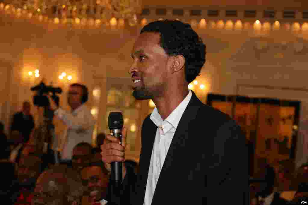 Dadwaynihii ka soo qeyb-galay barnaamijka oo madaxweynaha su'aalo waydiinaya.