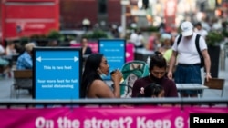 Warga menikmati kopi di Times Square, New York (foto: dok). 