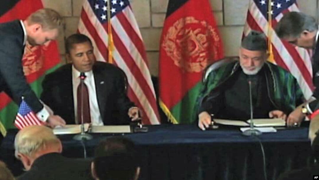 Presiden Afghanistan Hamid Karzai dalam sebuah pertemuan dengan Presiden AS Barack Obama. (Foto: Dok)