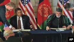 Presiden Afghanistan Hamid Karzai dalam sebuah pertemuan dengan Presiden AS Barack Obama. (Foto: Dok)