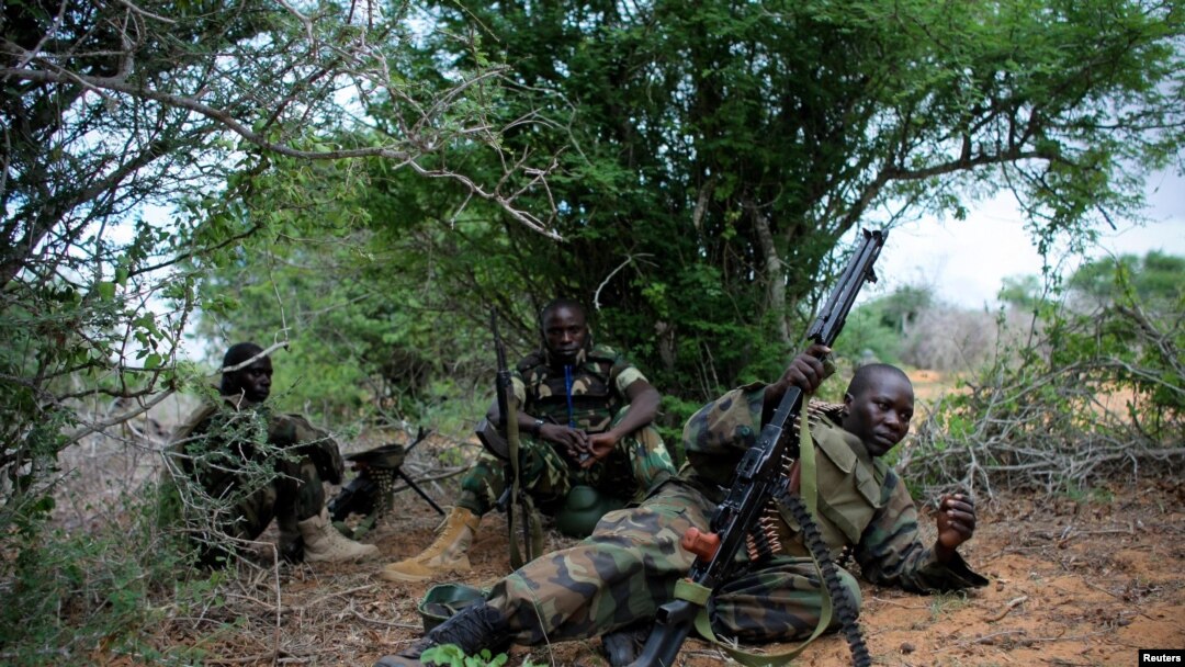 Pasukan Uni Afrika saat bertempur dengan militan al-Shabab di pinggiran ibukota Mogadishu (22/5).