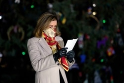 낸시 펠로시 미 연방 하원의장이 2일 연방의사당 크리스마스 트리 점등식에서 발언하고 있다.