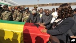 几内亚比绍临时总统佩雷拉(中)用双手按着已故总统萨尼亚的灵柩