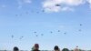 Prajurit penerjun payung diturunkan di pedesaan Normandia, dekat Ranville di bagian barat Perancis, sebagai bagian dari peringatan 70 tahun peristiwa D-Day (5/6). (AP/Remy de la Mauviniere)