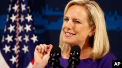 Menteri Keamanan Dalam Negeri Kirstjen Nielsen memberikan pidato dalam pertemuan Keamanan Siber Nasional yang diadakan oleh Departemen Keamanan Dalam Negeri AS di New York, 31 Juli 2018.