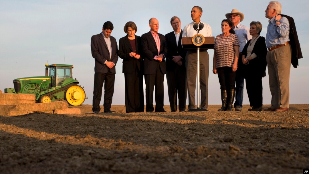 Presiden Obama (tengah) didampingi para pejabat daerah dan para pengelola lahan pertanian Del Bosque, Inc., memberikan sambutan seusai meninjau lahan pertanian di Los Banos, California yang terkena dampak musim kering yang parah (14/2). 
