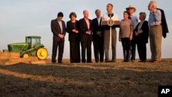 Presiden Obama (tengah) didampingi para pejabat daerah dan para pengelola lahan pertanian Del Bosque, Inc., memberikan sambutan seusai meninjau lahan pertanian di Los Banos, California yang terkena dampak musim kering yang parah (14/2). 