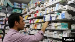 Une pharmacien cherche un médicament, dans une pharmacie au Caire, le 17 novembre 2016.