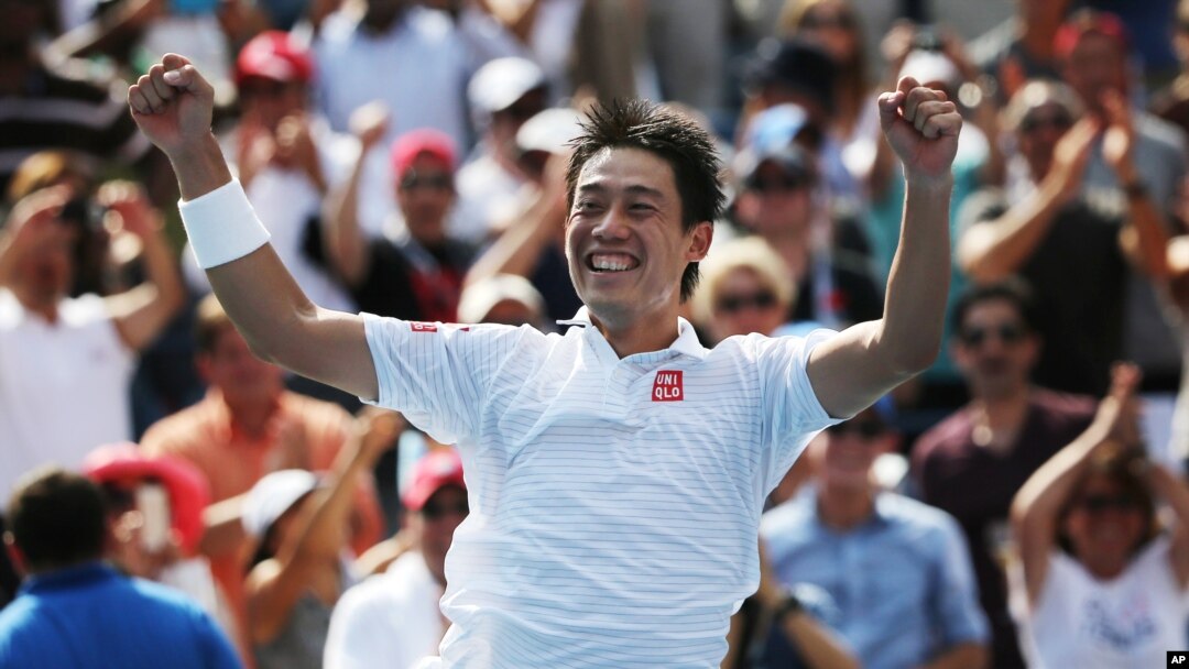 Kei Nishikori dari Jepang setelah mengalahkan Novak Djokovic dari Serbia dalam semifinal AS Terbuka 2014 (6/9). (AP/Mike Groll)