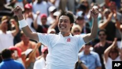 Kei Nishikori dari Jepang setelah mengalahkan Novak Djokovic dari Serbia dalam semifinal AS Terbuka 2014 (6/9). (AP/Mike Groll)