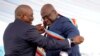 Président Joseph Kabila, mokonzi oyo atiki ngwende apesi bilembo ya bonkonzi na Félix Tshisekedi mokitani na ye na libonga ya président ya république, na milulu masalemi na etando ya Palais ya nation, na Kinshasa, le 24 janvier 2018. 