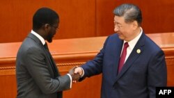 Rais Xi Jinping wa China akipiana mkoni na rais wa Senega Bassirou Diomaye Faye