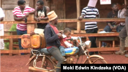 Commercent d'Odontole a Abong-Mbang, Cameroun, le 21 novembre 2016. (VOA/Moki Edwin Kindzeka)