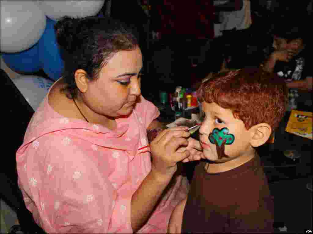 ’کراچی کڈز ایکسپو‘ میں ایک بچہ اپنے چہرے پر فیس پینٹنگ بنوا رہا ہے