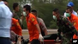 Tim SAR mengangkut mayat korban kecelakaan AirAsia dari Laut Jawa Selasa (6/1).