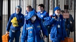 Medinski radnici pregledaju putnike iz Kijeva nakon što je kod jednog identifikovan potencijalni koronavirus po dolasku na železničku stanicu u Moskvi, 21. februara 2020.