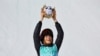 中国选手谷爱凌庆祝获得冬奥女子自由式滑雪金牌