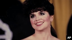 1984년 그래미 시상식에 출연한 미국 팝 가수 린다 론스태드. (자료사진)