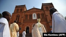 Dieudonné Nzapalainga, évêque de Bangui (C), arrive à la cathédrale de Bangui, le 1er janvier 2013.