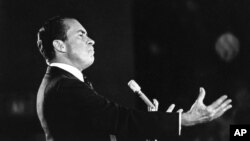 Richard Nixon renunció antes de terminar su período como presidente debido a un escándalo por corrupción conocido como "Watergate".