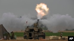 Izraelska mobilna artiljerijska jedinica ispaljuje granatu iz južnog Izraela prema pojasu Gaze, 10. decembra 2023. (AP Photo/Leo Correa)