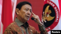 Menteri Koordinator bidang Politik, Hukum dan Keamanan Wiranto dalam pertemuan antara mantan militan dan para korban di Jakarta, 28 Februari 2018. (Foto: Reuters)