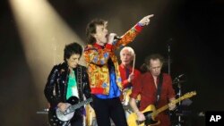 The Rolling Stones saat tampil di East Rutherford, New Jersey, 5 Agustus 2019. Dari kiri: Ronnie Wood, Mick Jagger, Charlie Watts dan Keith Richards. (Greg Allen/Invision/AP)