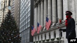 聖誕假日救世軍義工在紐約華爾街請求行人捐款。