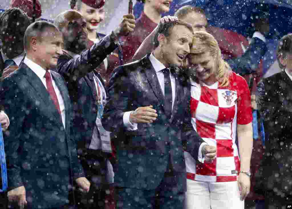 Dari kiri, Presiden Rusia Vladimir Putin, Presiden Perancis Emmanuel Macron dan Presiden Kroasia Kolinda Grabar-Kitarovic menghadiri acara pemberian penghargaan di akhir laga final Piala Dunia 2018 antara Perancis dan Kroasia di Stadion Luzhniki di Moskow, Rusia, 15 Juli 2018.&nbsp;