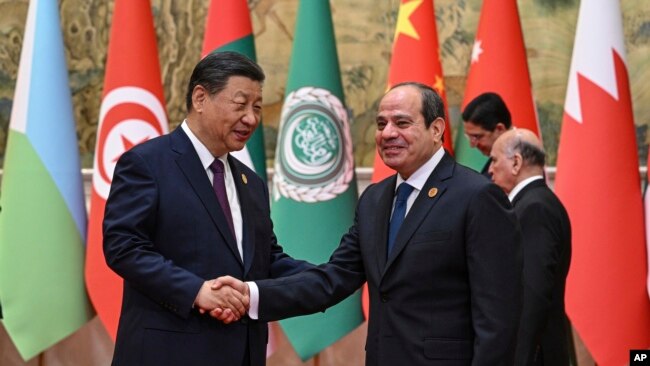 Presiden China Xi Jinping (kiri) menyalami Presiden Mesir Abdel Fattah el-Sissi menjelang pembukaan pertemuan tingkat menteri Forum Kerja Sama Negara-negara Arab-China di Beijing, Kamis, 30 Mei 2024. (Foto: Jade Gao/Pool Photo via AP)