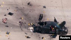 Vista aérea de cómo quedó el auto usado por los dos atacantes en Garland, Texas.