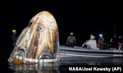 Tim pendukung bekerja di sekitar wahana antariksa SpaceX Dragon Endeavour setelah mendarat di Teluk Meksiko, lepas pantai Pensacola, Florida, pada 25 Oktober 2024. (Foto: via AP)