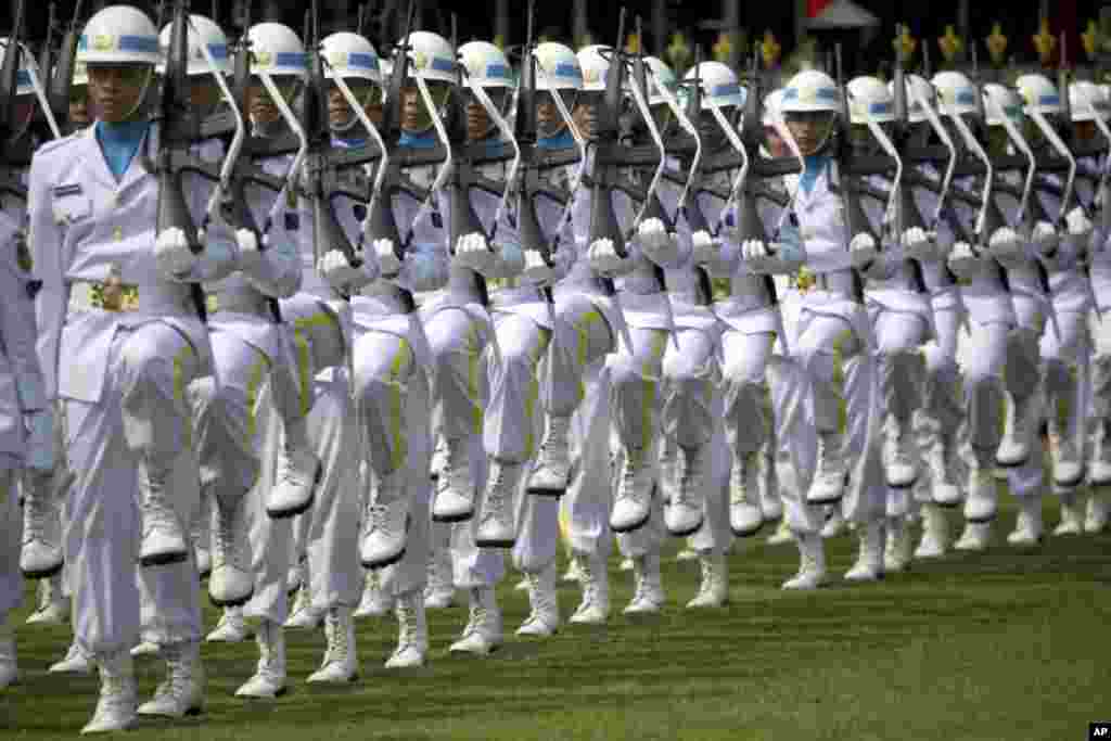 인도네시아 나카르타의 메르데카 궁전에서 독립 기념일 73주년을 맞아 국기게양식이 열린 가운데 해군들이 일렬로 행진하고 있다.