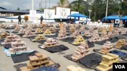 Oficial de policía muestra 3,78 toneladas de clorhidrato de cocaína incautadas durante una operación policial llamada “Huracán Verde” en Esmeraldas, Ecuador, el 25 de octubre de 2007.