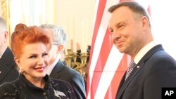 Georgette Mosbacher (L) shakes hand with Polish President Andrzej Duda after receiving her credentials as new United States ambassador to Poland, Warsaw, Sept. 6, 2018. 