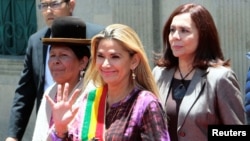 Bolivia's interim president Jeanine Anez (C), new Minister of Culture Martha Yujra (L) and new Foreign Minister Karen Longaric attend a ceremony in La Paz, Bolivia, Nov. 18, 2019. 