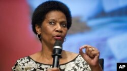 Phumzile Mlambo-Ngcuka, directrice d’ONU Femmes, s’exprimant sur l'autonomisation des femmes et des filles au siège de la Banque mondiale à Washington, 14 mai 2014. (AP Photo/Cliff Owen)