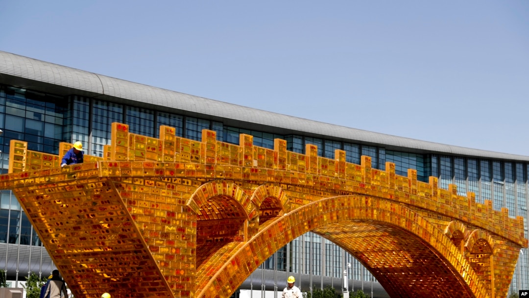Cầu Golden Bridge của Con đường Tơ lụa bên ngoài Trung tâm Hội nghị Quốc gia nơi tổ chức Diễn đàn Vành đai-Con đường tại Bắc Kinh (ảnh chụp ngày 18/4/2017