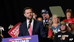 El candidato republicano a la vicepresidencia, el senador J.D. Vance, republicano por Ohio, habla en un mitin el lunes 22 de julio de 2024 en la Universidad de Radford en Radford, Virginia.