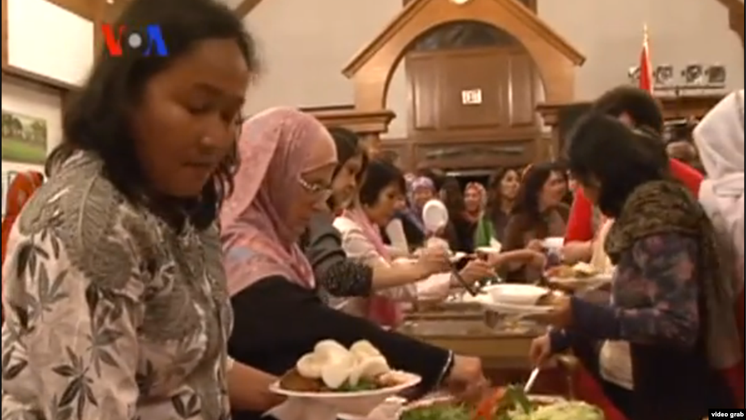 Komunitas muslim Indonesia berbuka bersama di kediaman Dubes RI di Washington DC (12/7). Selama bulan Ramadan kegiatan amal dan pengumpulan dana bantuan oleh komunitas muslim Indonesia juga semakin gencar.