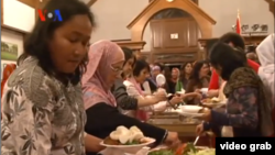 Komunitas muslim Indonesia berbuka bersama di kediaman Dubes RI di Washington DC (12/7). Selama bulan Ramadan kegiatan amal dan pengumpulan dana bantuan oleh komunitas muslim Indonesia juga semakin gencar.