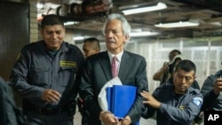 ARCHIVO - José Rubén Zamora es escoltado por la policía a la corte para una audiencia en un caso de lavado de dinero en la Ciudad de Guatemala, el 14 de junio de 2023.