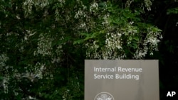 Logo dari Internal Revenue Service (IRS) tersemat di gedung lembaga tersebut yang terletak di Washington, pada 4 Mei 2021. (Foto: AP/Patrick Semansky)
