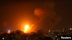 Une explosion a été observée lors d'une frappe aérienne israélienne dans la ville de Gaza, le 8 août 2018.