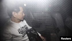 Mantan pemimpin triad Wan Kuok-koi, alias "Gigi Patah", meningggalkan penjara Coloane di Macau dengan menaiki mobil Lexus putih setelah menjalani hukuman 15 tahun (1/12).