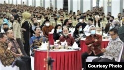 Ribuan praja nampak mengikuti acara makan siang bersama di kampus IPDN, Jatinangor, Jawa Barat. (Sumber: Twitter NuiceMedia)