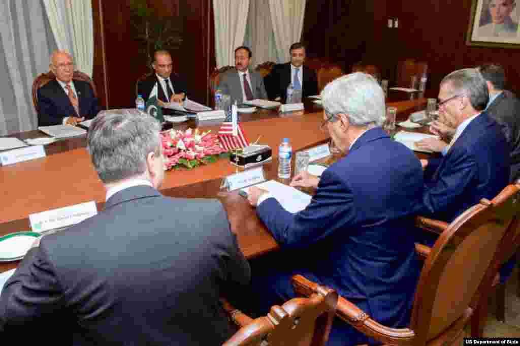 امریکی وزیرِ خارجہ جان کیری کا کہنا تھا کہ پاکستان کا خطے کی سلامتی میں نہایت اہم کردار ہے اور امریکا پاکستان کے ساتھ تمام شعبوں میں تعاون جاری رکھے گا۔