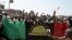 Le 18 novembre 2015, des partisans pro-Biafra crient des slogans à Aba, dans le sud-est du Nigéria, lors d'une manifestation appelant à la libération d'un activiste clé.